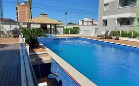 Easy Club 308 Apto 2 quartos Ar condicionado Wi-Fi Netflix Prime piscina Elevador Churrasqueira Sacada 200 m da praia Ideal para Famílias e Amigos Reserve agora